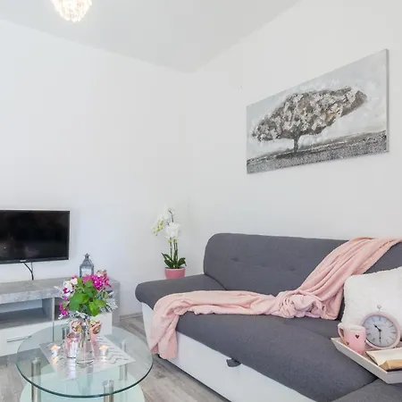 Lori Apartment *
